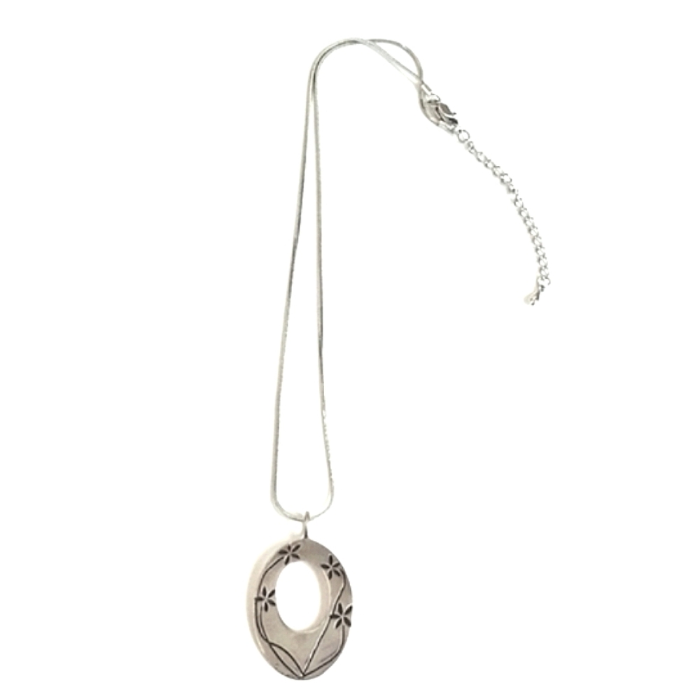 Beautiful Vintage Silver Oval Pendant w Floral Design 8” Sterling Silver Chain